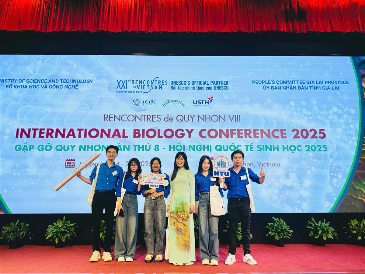 Hình 4. TS. Trần Thị Hoàng Quyên và 05 sinh viên lớp 64.CNHH đã tham dự Hội nghị Quốc tế Sinh học 2025 lần thứ 8 tổ chức tại Trung tâm Quốc tế Khoa học và Giáo dục liên ngành (ICISE, Phường Quy Nhơn, Tỉnh Gia Lai) (Tháng 9/2025)